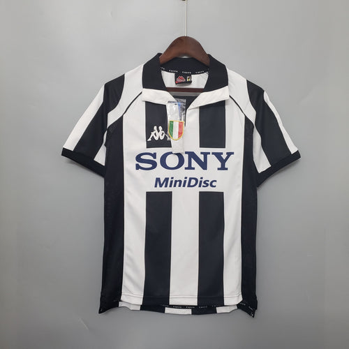 1997-1998 Juventus Home kit